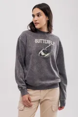 Buzo gris de felpa oversize con estampado frontal de mariposa y texto.