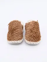 Pantuflas cerradas de piel sintética color negro con forro de felpa color crema.