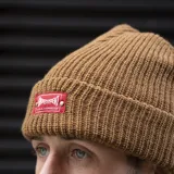 Gorro de lana negro con logo de Independent en etiqueta roja cosida en el frente.