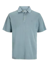 Polo celeste de algodón piqué con cuello clásico, cierre de botones, mangas cortas, calce regular y logo bordado en el pecho.