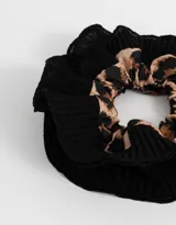 Maxi scrunchie plisada color borgoña con interior con estampado animal print.