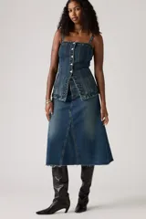 Falda midi de jean azul con corte en A, tiro alto, cierre frontal con botones y ruedo desflecado.