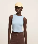 Top cropped musculosa color celeste, hecha en ribana de viscosa, con cuello redondo y superficie canalé.