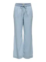 Pantalón de jean celeste de corte amplio, con cintura elastizada con cordón ajustable y bolsillos delanteros.