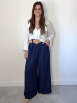 Pantalón italiano tipo wide leg, confeccionado en tela liviana y fresca, color beige. Viene con bolsillos laterales, elástico en la cintura para mayor comodidad y cinto de yute elastizado incluido.