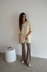 Pantalón oxford de viscosa con lycra, estampado con animal print de leopardo en tonos marrones.