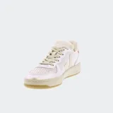 Championes Veja V-10 blancos con detalles en beige y rojo.