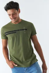 Remera de hombre color gris con logo y arte estampado en el frente, corte regular y mangas cortas.