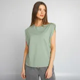Camiseta verde sin mangas con cuello redondo y hombreras.