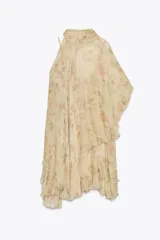 Vestido corto con estampado floral en tonos beige y rosa, escote pico y tirantes finos. Detalle de capa asimétrica con cuello subido y lazada. Forro interior combinado a contraste y bajo acabado con volantes.