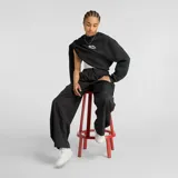 Pantalón cargo de tejido ligero de nylon reciclado, color negro con efecto arrugado. Presenta cintura ajustable con cordón de sarga y dobladillo a presión para ajustar la silueta.