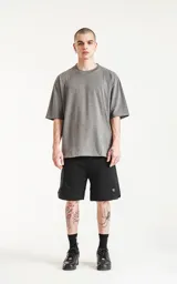 Remera gris melange de corte crop y calce oversize, con hombros caídos y cuello redondo.