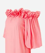 Vestido midi de viscosa color salmón, con escote hombro a hombro con volados y mangas globo.