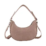 Cartera bandolera negra de cuero sintético con correa corta de mano y correa larga con logo de la marca.