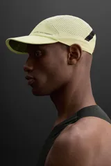 Gorra deportiva color verde lima, con visera y confeccionada en tejido técnico perforado. Tiene ajuste elástico en la parte posterior y logo estampado en el lateral.