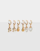 Set de tres pares de aros dorados tipo argolla con dijes colgantes de frutas: cerezas con strass y perlas, peras caladas y frutillas con perlas. Cierre de mosquetón.