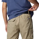 Pantalón largo convertible en short, color caqui, de corte recto y tiro medio. Cuenta con bolsillos laterales con cierre, bolsillos cargo con velcro y cintura parcialmente elástica con cinturón removible.