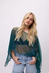 Poncho de gasa color celeste, de talle único.