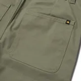 Pantalón utilitario color verde oliva, de corte recto y tiro medio, con cierre de cremallera y botón. Cuenta con bolsillos laterales, traseros y un bolsillo utilitario en el muslo.