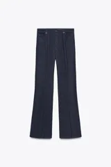 Jeans de tiro alto color azul oscuro, de pierna ancha y corte a la altura del tobillo.