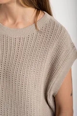 Chaleco de punto color beige con lurex, de corte recto y mangas cortas. Tejido calado con pequeños agujeros.