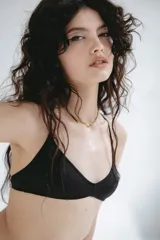 Top de bikini negro con tirantes finos.