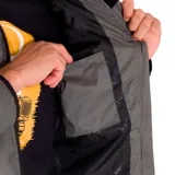 Campera gris con cierre frontal, bolsillos laterales y logo de Caterpillar en el pecho. Resistente al agua y al viento, con aislamiento reciclado.