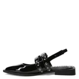 Zapatos de charol rojos con punta fina, tiras sobre el empeine con hebillas plateadas y elástico en la tira trasera.