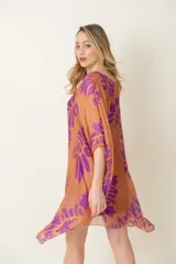 Vestido italiano irregular en gasa natural estampada, modelo oversize hasta talle XL.