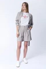 Short color grisáceo con cinturón de la misma tela, tiro alto y corte holgado.