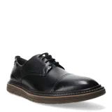 Zapato acordonado de cuero negro con suela marrón.