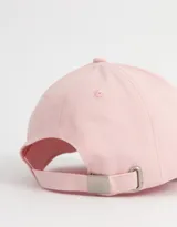 Gorra de béisbol color rosa claro con bordado en relieve de la inscripción "New York" en color borgoña.