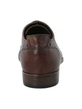 Zapato de vestir acordonado color marrón oscuro, con puntera redondeada y suela de goma.