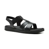 Sandalias bajas de cuero color dorado, con tiras anchas cruzadas en el empeine y pulsera al tobillo con hebilla.