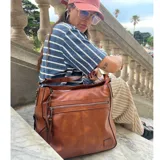 Bolso tipo tote color marrón confeccionado en eco-cuero suave con textura premium. Incluye monedero a juego, cierre superior seguro y bolsillos internos.