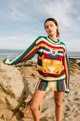 Short tejido y bordado a mano, con rayas verticales de colores.