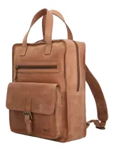 Mochila color marrón confeccionada en cuero natural con forro interior de poliéster reciclado. Cuenta con compartimento principal con cierre, dos bolsillos frontales (uno con cierre y otro con solapa imantada), bolsillo trasero con cierre, bolsillo interior con cierre, compartimento interior acolchado para computador y correas ajustables.