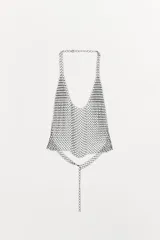 Top plateado de anillas metálicas con cuello halter y hombros descubiertos. Se cierra con mosquetón en cuello y espalda.