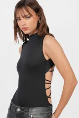 Body negro sin mangas con cuello alto.