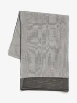 Bufanda rectangular de tejido fino color gris claro, con borde inferior en tono gris oscuro.
