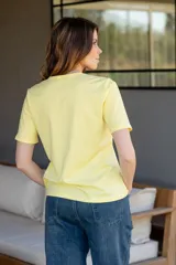 Remera básica color amarillo pastel de algodón suave al tacto, con escote redondo y bolsillo en el pecho.