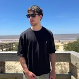 Remera blanca de tejido texturizado con cuello redondo y manga corta.