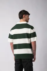 Remera tejida con rayas horizontales en verde y blanco, cuello en V y calce oversize. Confeccionada en hilado de algodón.