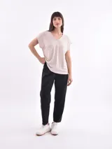 Remera color oliva con escote en V y mangas cortas.