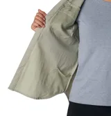 Camisa de manga larga color verde oliva, con cuello clásico, cierre frontal con botones, dos bolsillos en el pecho y tecnología Omni-Shade™ UPF 50 de protección solar y Omni-Wick™ de secado rápido. Ideal para senderismo.