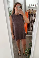 Vestido corto sin mangas, de tejido punto con hilo lurex, color uva (marrón oscuro/morado jaspeado), con corte ligeramente acampanado y ruedo festoneado.