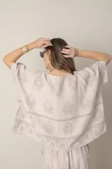 Blusa italiana suelta de lino color crudo con estampado al tono.
