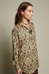 Camisa estampada holgada de corte clásico con cuello solapa y abotonada.