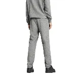 Pantalón de jogging Puma ESS No.1 Logo, color gris melange, con cintura elástica ajustable con cordón, bolsillos laterales y logo estampado en la pierna izquierda.