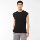 Camiseta negra sin mangas de tejido de canalé.